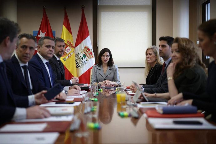 La presidenta de la Comunidad de Madrid, Isabel Díaz Ayuso (c), preside la reunión del Consejo de Gobierno, en el Ayuntamiento de San Sebastián de los Reyes, a 28 de enero de 2026, en Madrid (España)