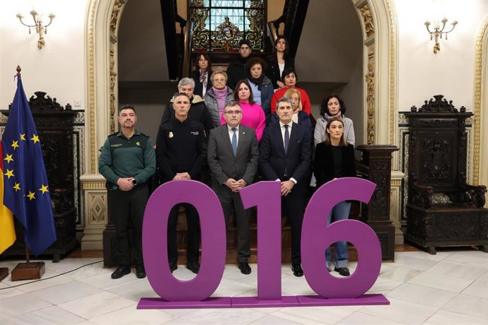 La Subdelegación del Gobierno en Granada ha guardado un minuto de silencio en repulsa frente a la violencia de género ante dos crímenes machistas confirmados por el Ministerio de Igualdad.