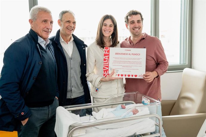 Acto de la iniciaitiva 'Sevillistas de Cuna' en el Hospital Materno-Infantil Quirónsalud Sevilla