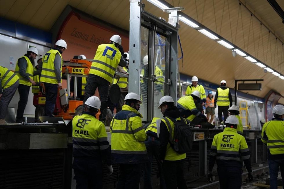 La estación de Metro de Legazpi luce ya la primera puerta de andén para la automatización de la Línea 6