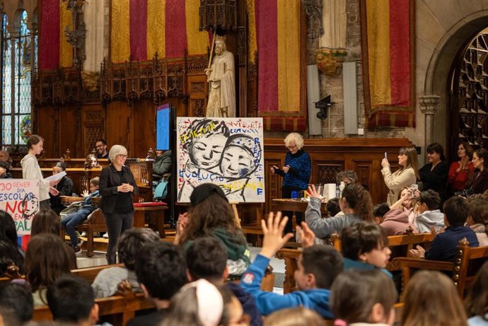 Colegios de Barcelona han participado a finalizar la obra de Solé.