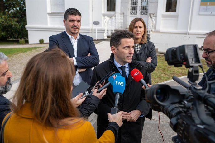 El delegado del Gobierno en Cantabria, Pedro Casares, hace declaraciones a los medios