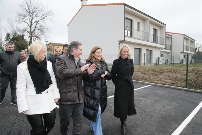 Inauguración de ocho viviendas de alquiler asequible en Santillana del Mar.