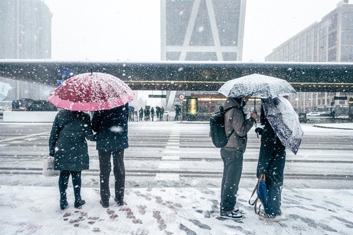 El centro de Madrid durante el temporal, a 28 de enero de 2026, en Madrid (España). El temporal de nieve que sacude la Comunidad de Madrid deja abundantes incidencias en toda la región, aunque especialmente en las carreteras de la Sierra de Madrid y tambi