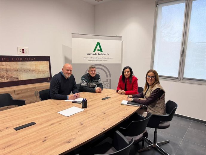 María Dolores Gálvez (2ª dcha.), durante su encuentro con representantes de la asociación Artesa.
