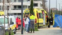 Muere un trabajador en Sevilla tras caerle una placa desprendida en Palmas Altas