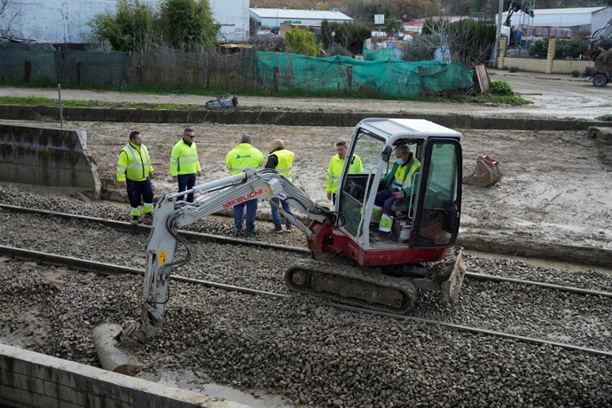 Operarios de Adif trabajan en las labores de limpieza y reparación sobre los daños ocasionados en la infraestructura ferroviaria entre Montoro y Villa del Río, por las intensas lluvias de los últimos días. A 23 de enero de 2026 en Villa del Río, Córdoba.