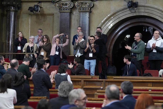 El Parlament insta al Ministerio de Defensa a investigar "vulneraciones de derechos" en la 'mili'.