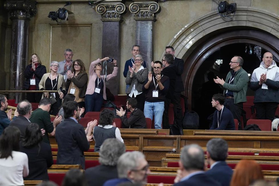El Parlament insta al Ministerio de Defensa a investigar "vulneraciones de derechos" en la 'mili'.