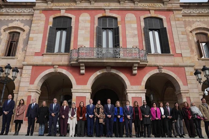 El Parlament guarda un minuto de silencio por el asesinato de una vecina de Lleida el domingo.
