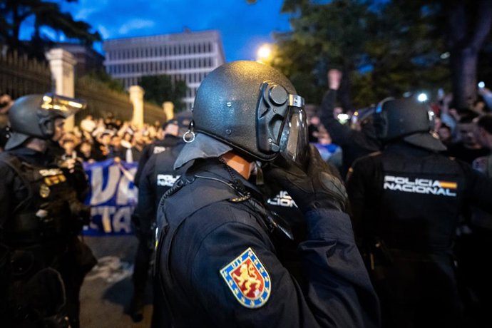 Archivo - Varios ultras son controlados por agentes antidisturbios mientras celebran que el Real Madrid ha ganado la Liga 2023-2024, en la Plaza de Cibeles, a 4 de mayo de 2024, en Madrid (España). Tras la victoria del equipo madrileño sobre el Cádiz, y l