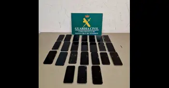 Investigan a un hombre que pretendía volar desde Tenerife Norte con 24 teléfonos móviles en su maleta