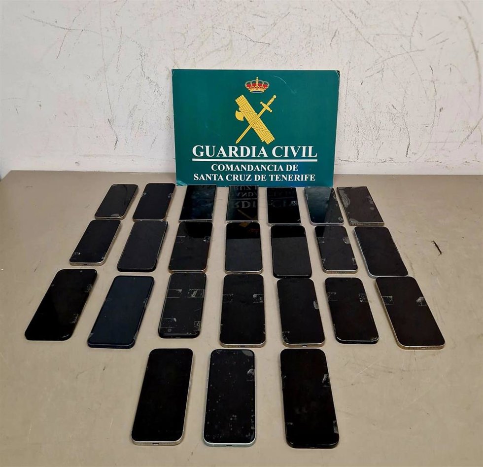 Tekñefonos móviles requisados por la Guardia Civil en el aeropuerto Tenerife Norte