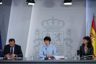 (I-D) El ministro de Transportes y Movilidad Sostenible, Óscar Puente; la ministra de Inclusión Seguridad Social y Migracioneas y portavoz del Gobierno, Elma Saiz; y la ministra de Igualdad, Ana Redondo; durante la rueda posterior al Consejo de Ministros.