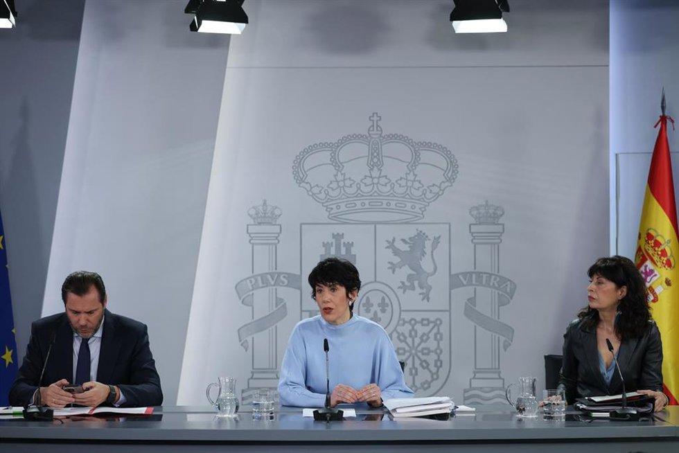 (I-D) El ministro de Transportes y Movilidad Sostenible, Óscar Puente; la ministra de Inclusión Seguridad Social y Migracioneas y portavoz del Gobierno, Elma Saiz; y la ministra de Igualdad, Ana Redondo; durante la rueda posterior al Consejo de Ministro