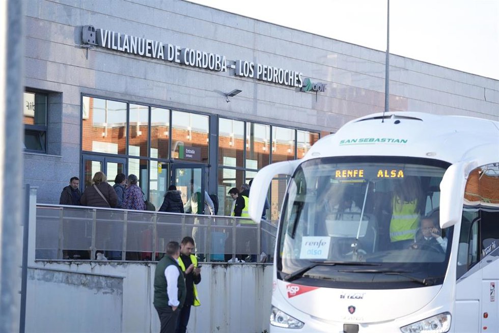 Imagen de autobuses en la estación de Villanueva de Córdoba-Los Pedroches desde donde Renfe tiene previsto el trasbordo de pasajeros por carretera hasta Córdoba