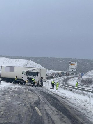 Intevención de la Guardia Civil para auxiliar a personas afectadas por la nieve en las carreteras de la provincia de Valladolid.