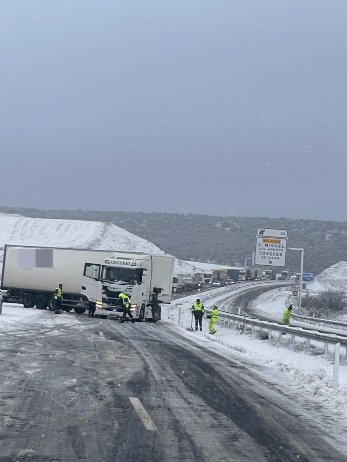 Intevención de la Guardia Civil para auxiliar a personas afectadas por la nieve en las carreteras de la provincia de Valladolid.