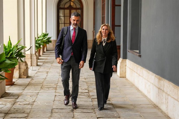 La consejera de Economía, Hacienda y Fondos Europeos y portavoz del Gobierno, Carolina España (i) y el consejero de Agricultura, Agua y Desarrollo Rural, Ramón Fernández-Pacheco (d).