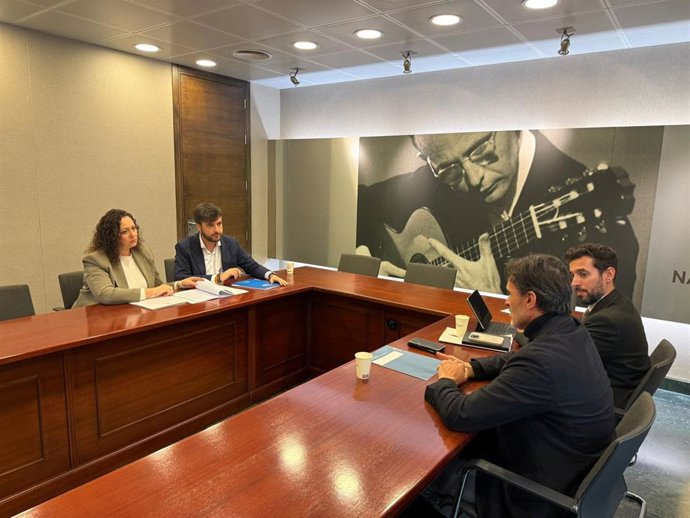 El consejero de Fomento e Infraestructuras, Jorge García Montoro, reunido con el diputado regional del PP Antonio Landáburu