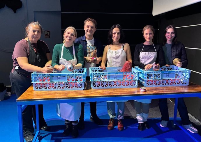 Inma Caballero (papel de Carmen), Virginia DeMorata (Mariluz), Juan Fleta (autor y director), Alejandra Cid (Antonia), Magda Salinas (Isabel) y María Beltrán (ayudante de dirección) posan en un descanso de los ensayos.