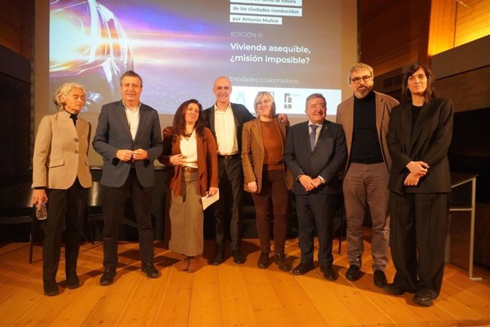 Foto de familia antes del inicio de las jornadas de vivienda asequible 'Luces Largas' impulsadas por el PSOE