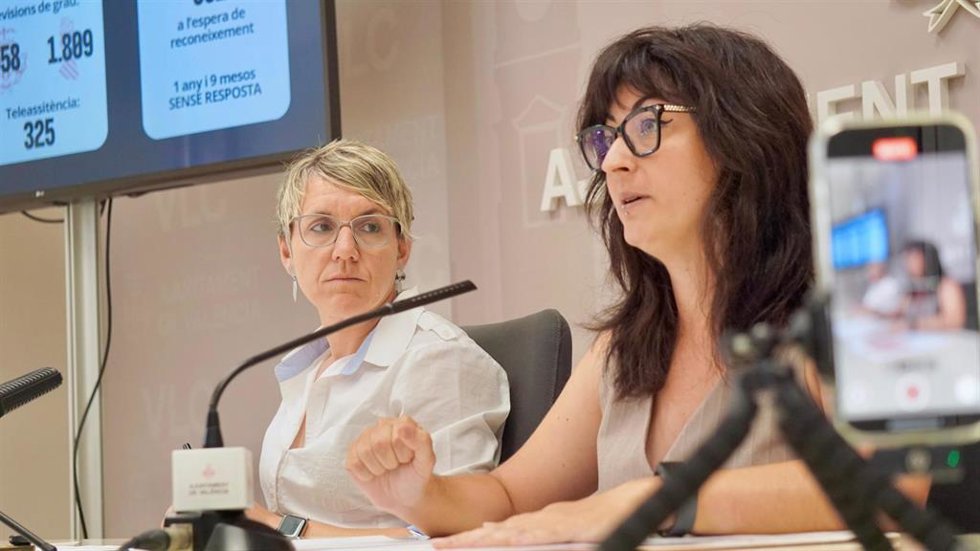 Archivo - La portavoz de Compromís en el Ayuntamiento de Valncia, Papi Robles, y la edil de esta formación Lucía Beamud en la rueda de prensa sobre dependencia.