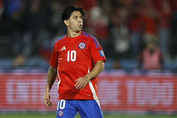 Futbol, Chile vs Brasil. Primera rueda, clasificatorias al Mundial 2026. El jugador de la seleccion chilena Victor Davila es fotografiado durante el partido de las eliminatorias al mundial de 2026 contra Brasil disputado en el estadio Nacional de