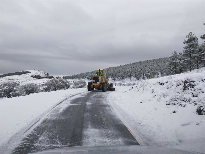 Imagen de archivo de una máquina quitanieves en una carretera de la provincia de Almería.