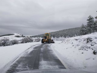 Imagen de archivo de una máquina quitanieves en una carretera de la provincia de Almería.