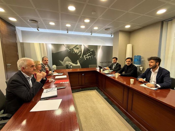 El consejero de Fomento e Infraestructuras, Jorge García Montoro, reunido con miembrosa del Grupo Parlamentario Socialista