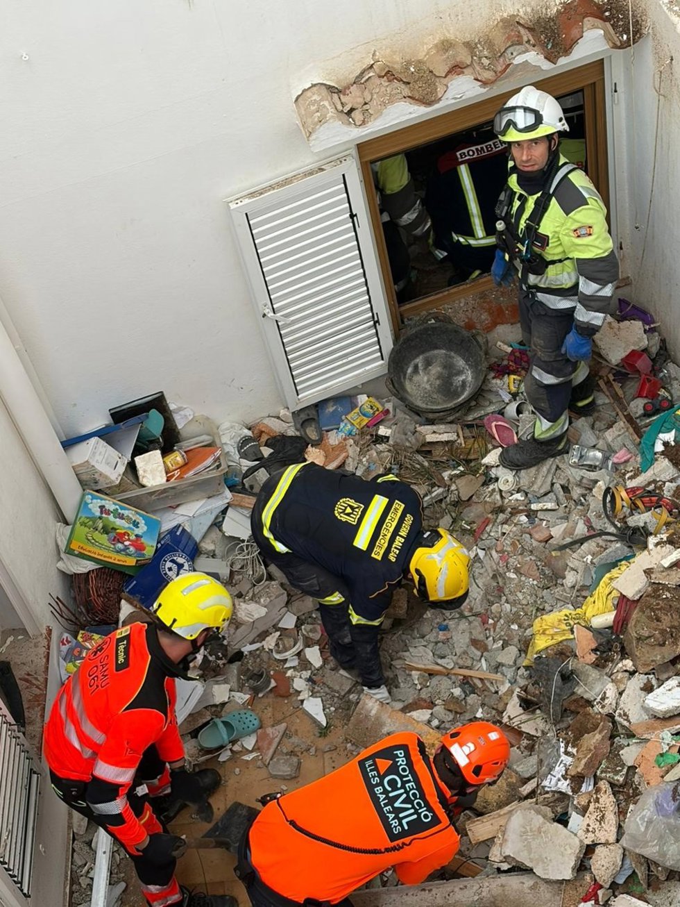 Efectivos de emergencias trabajan en Cala Sant Esteve