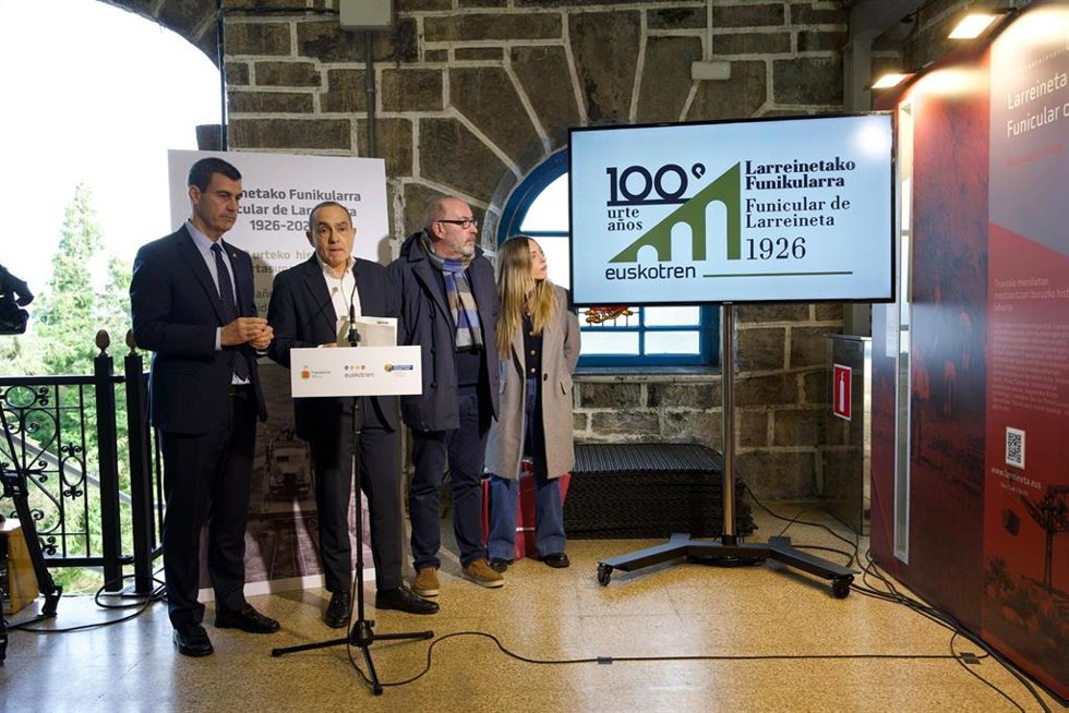 El viceconsejero de Infraestructuras y Movilidad Sostenible, Miguel Ángel Páez, el alcalde de Trapagaran, Miguel Ángez Gómez Viar, el director general de Euskotren, Javier Seoane, y el director del Museo Vasco del Ferrocarril, Juanjo Olaizola.