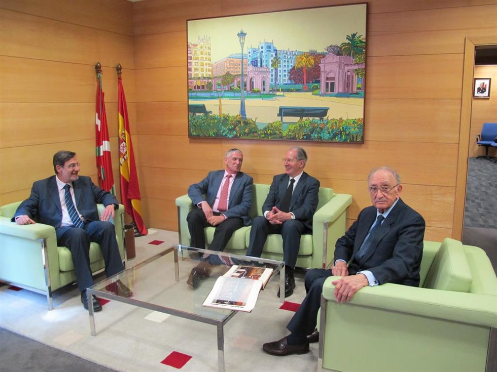 El magistrado Juan Bautista Pardo García (el primero en la derecha de la fotografía) en un acto celebrado el 23 de mayo de 2014 en el Palacio de Justicia de Bilbao coincidiendo con el 25 aniversario de la constitución del Tribunal Superior de Justicia
