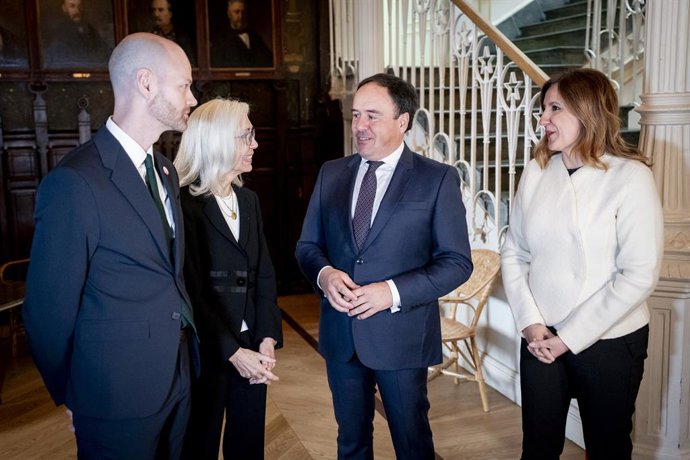 El president de la Generalitat, Juanfran Pérez Llorca (2d), l'alcaldessa de València, María José Catalá (d), el director de la Hispanic Society, Guillaume Kientz (e), i la besneta de l'artista Joaquín Sorolla, Blanca Pons-Sorolla (2i).