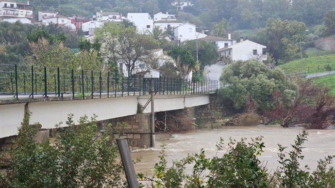 Imagen de la crecida del río Hozgarganta a su paso por la localidad gaditana de Jimena de la Frontera. A 28 de enero de 2026, en Jimena de la Frontera, Cádiz (Andalucía, España).  