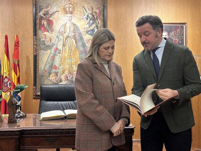 La consellera de Educación, Cultura y Universidades, Carmen Ortí (i), y el alcalde de Elche (Alicante), Pablo Ruz (d), este miércoles