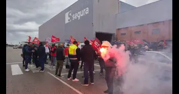 Trabajadores protestan contra once despidos en la empresa de automoción F.Segura: "No es falta de trabajo, es de ética"