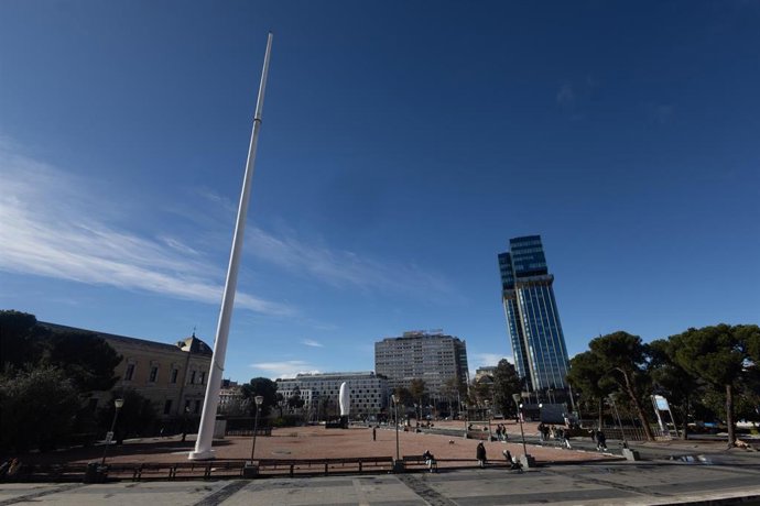Mástil de la bandera de España vacío después de retirar la bandera tras el temporal de nieve, en la plaza de Colón, a 28 de enero de 2026, en Madrid (España).