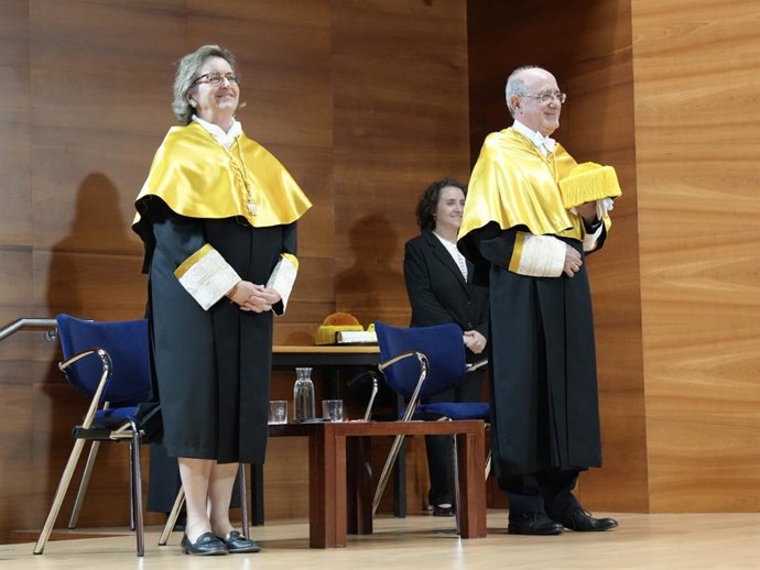 Archivo - La alergóloga Mariana Concepción Castells Guitart (i) este miércoles en la UMH