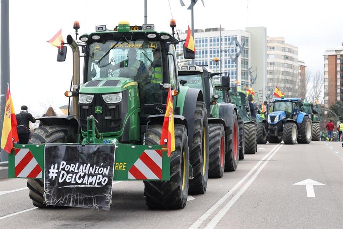 Archivo - Varios tractores durante una nueva jornada de protestas de agricultores y ganaderos, a 15 de marzo de 2024