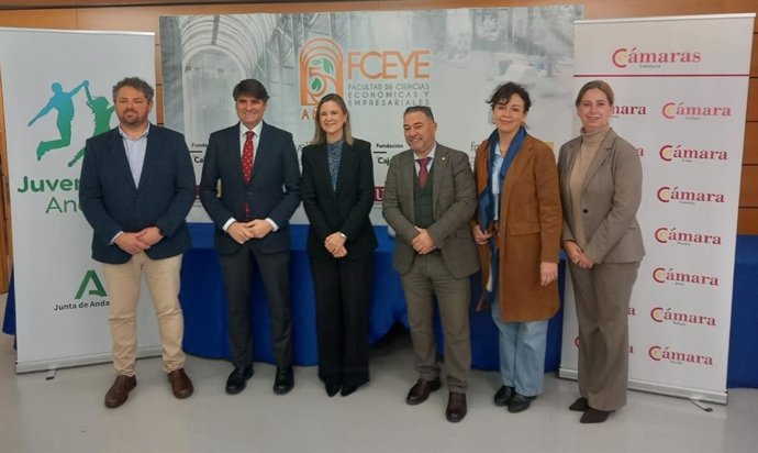 El director general de Andalucía Emprende, Daniel Escacena, segundo por la izquierda, en las jornadas organizadas por el IAJ y las Cámaras de Comercio de Andalucía.