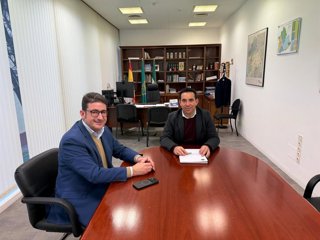 El diputado de Servicios Públicos Supramunicipales de la Diputación de Sevilla, Gonzalo Domínguez, en una reunión con el alcalde de Palomares del Río, Manuel Benjumea.