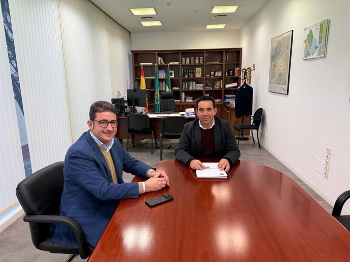 El diputado de Servicios Públicos Supramunicipales de la Diputación de Sevilla, Gonzalo Domínguez, en una reunión con el alcalde de Palomares del Río, Manuel Benjumea.