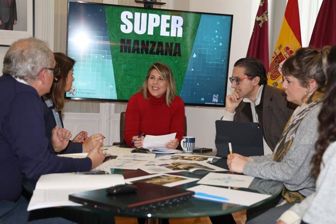 La alcaldesa, Noelia Arroyo, en una reunión sobre el proyecto de las 'supermanzanas' en El Ensanche