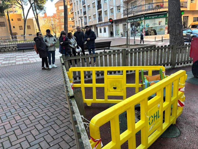 El portavoz del PSOE en el Ayuntamiento de Albacete, José González, y la concejala Ana Albadalejo visitando la plaza de San Felipe Neri.