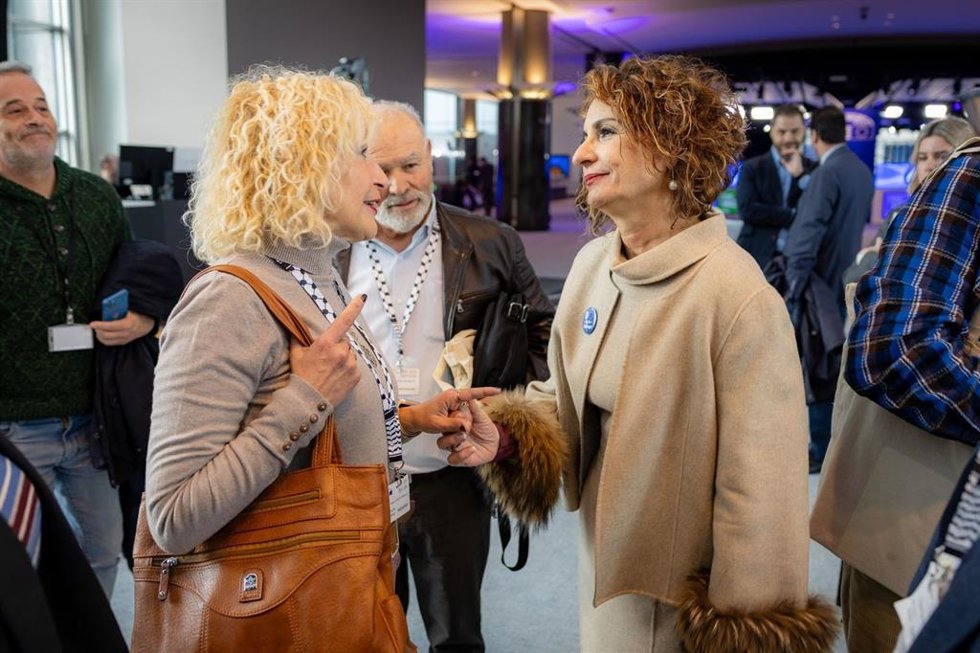 La secretaria general del PSOE-A y vicepresidenta primera del Gobierno, María Jesús Montero, saluda a representantes de Amama en Bruselas.