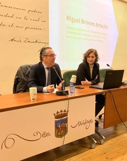 El delegado territorial de Desarrollo Educativo, Miguel Briones,  en una sesión de trabajo en Vélez-Málaga