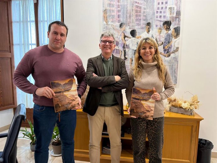 La alcaldesa de Andratx, Estefanía Gonzalvo, junto al presidente del Covib, Ramón García y el regidor de Medio Ambiente, Antoni Nicolau 