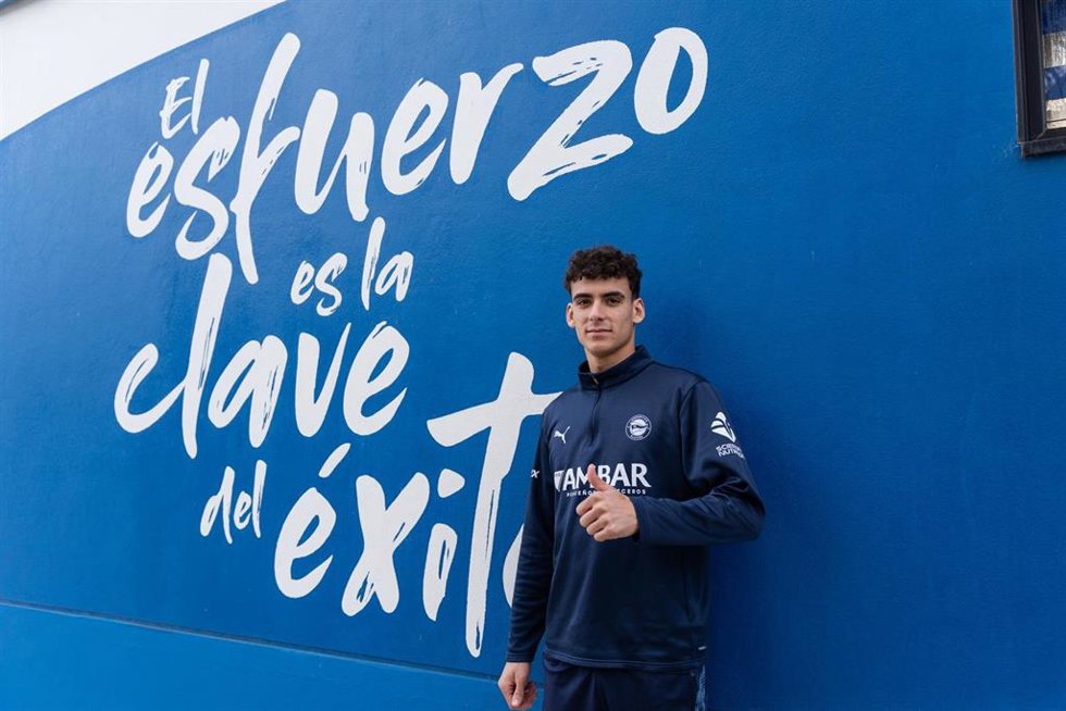 El jugador español Ángel Pérez posa con el escudo del Deportivo Alavés.